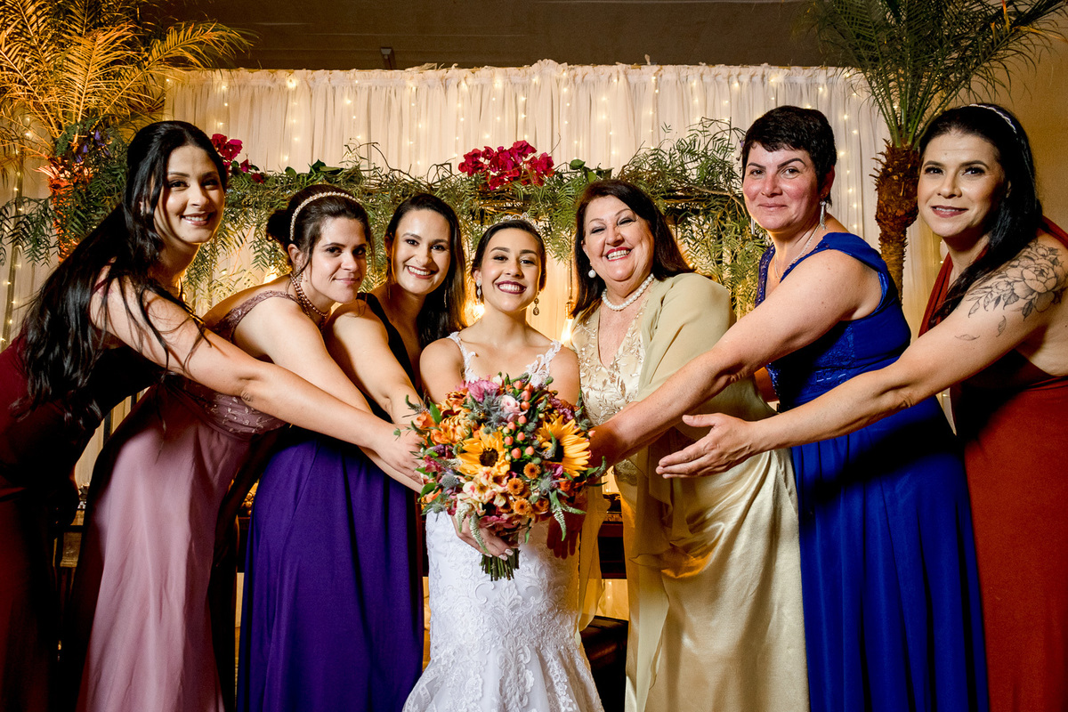 Festa de casamento; casamento evangélico; fotógrafo de casamento; Caxias do Sul; buquê da noiva; madrinhas da noiva;