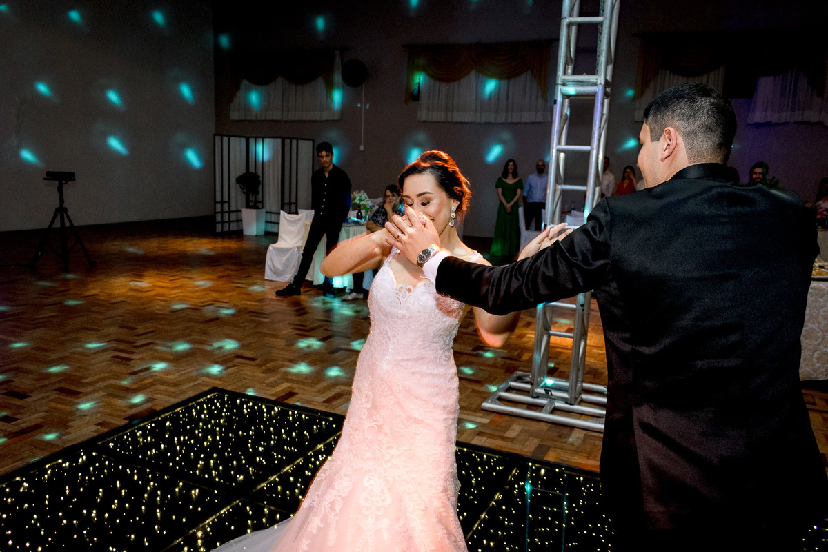 Festa de casamento; casamento evangélico; fotógrafo de casamento; noiva dançando; Caxias do Sul; 