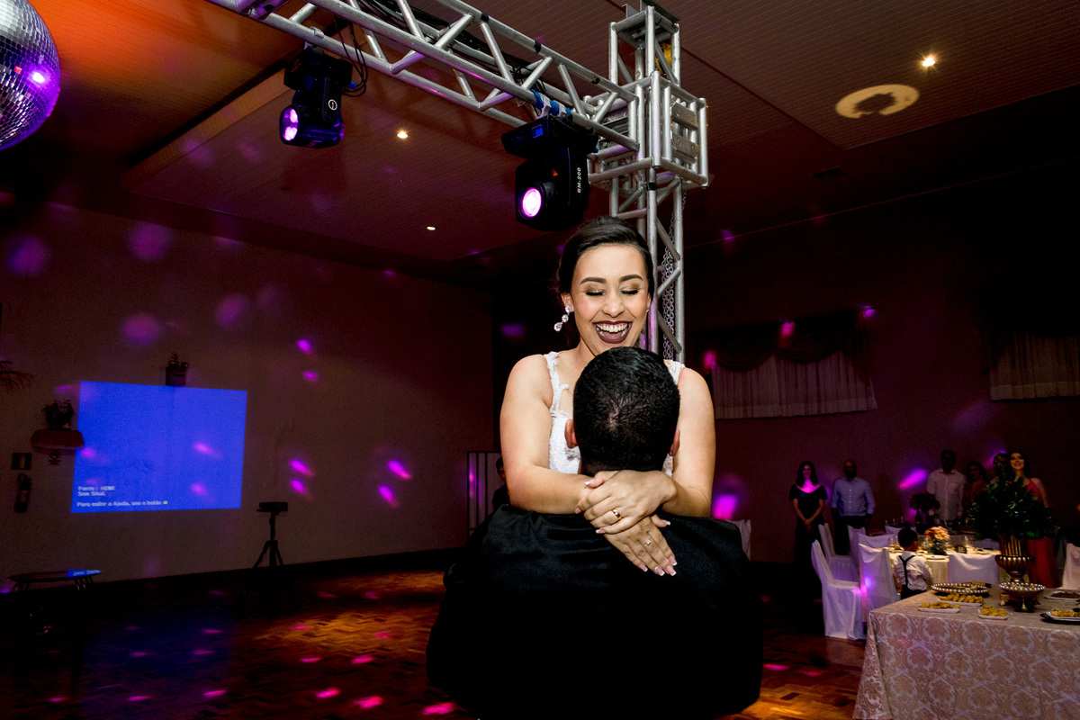 Festa de casamento; casamento evangélico; fotógrafo de casamento; noivos dançando; Caxias do Sul; 