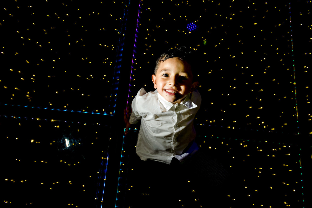 Festa de casamento; casamento evangélico; fotógrafo de casamento; Caxias do Sul; buquê da noiva; erguendo a noiva;