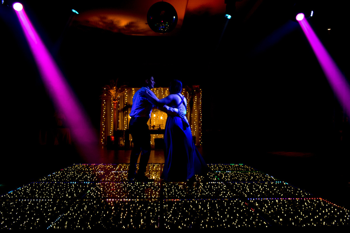 Festa de casamento; casamento evangélico; fotógrafo de casamento; Caxias do Sul; buquê da noiva; erguendo a noiva;