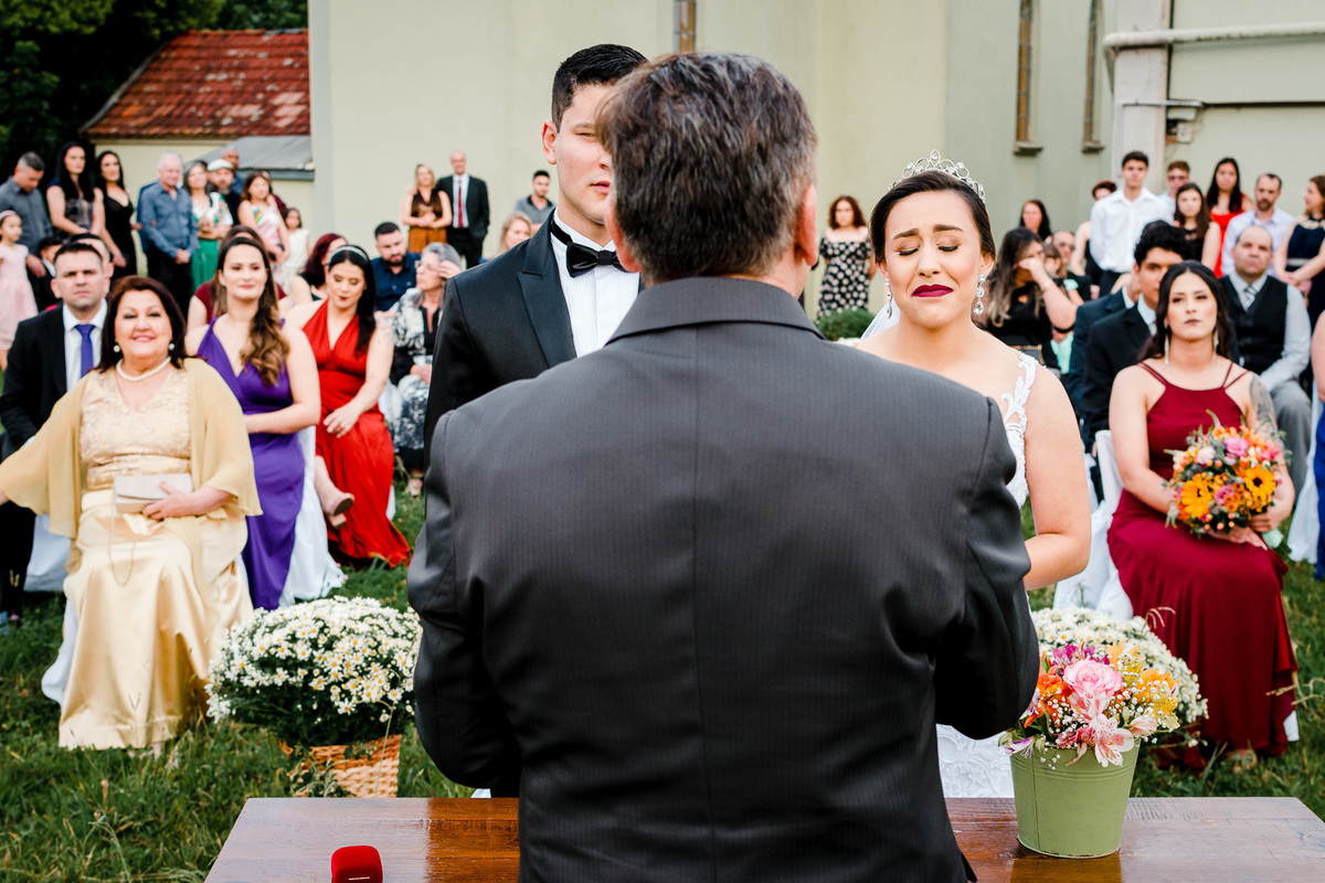 casamento evangélico; fotógrafo de casamento; caxias do sul; noiva chorando; cerimônia de casamento de dia; cerimônia de casamento ao ar livre; casamento de dia;