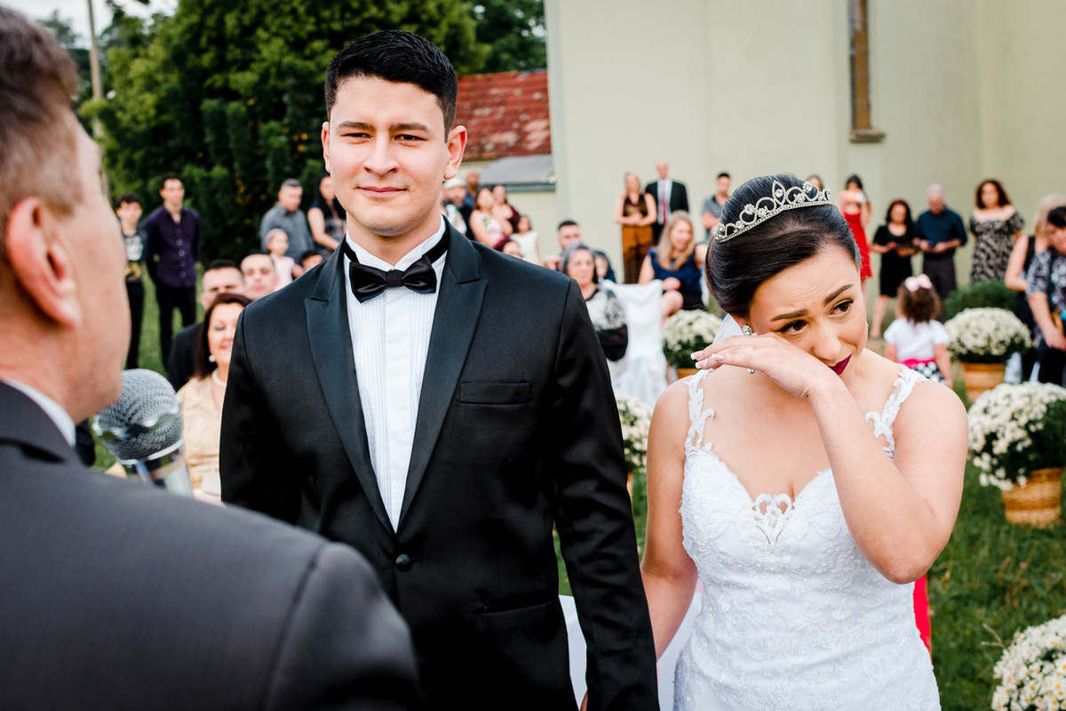 casamento evangélico; fotógrafo de casamento; caxias do sul; noiva chorando; cerimônia de casamento de dia; cerimônia de casamento ao ar livre; casamento de dia;
