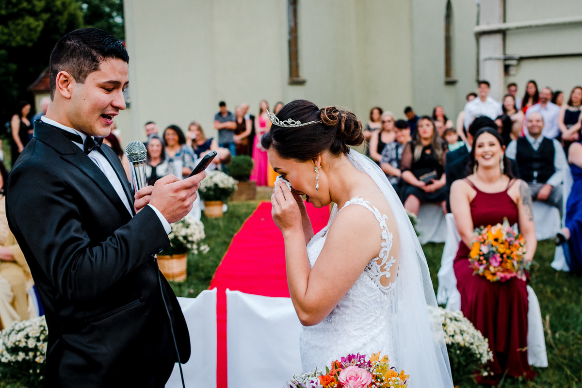 casamento evangélico; fotógrafo de casamento; caxias do sul; noiva chorando; cerimônia de casamento de dia; cerimônia de casamento ao ar livre; casamento de dia;