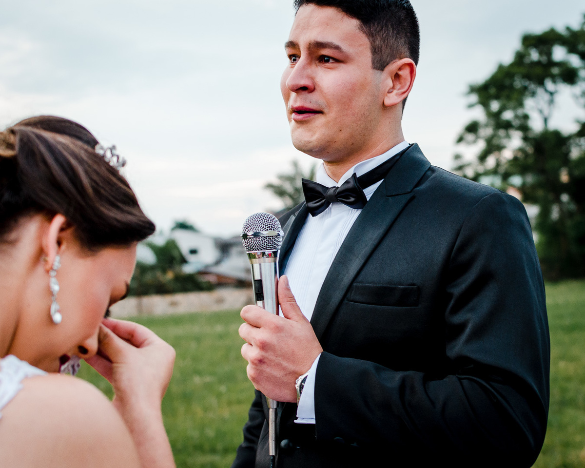casamento evangélico; fotógrafo de casamento; caxias do sul; noiva chorando; cerimônia de casamento de dia; cerimônia de casamento ao ar livre; casamento de dia;