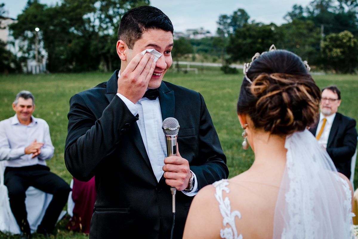 casamento evangélico; fotógrafo de casamento; caxias do sul; noiva chorando; cerimônia de casamento de dia; cerimônia de casamento ao ar livre; casamento de dia;