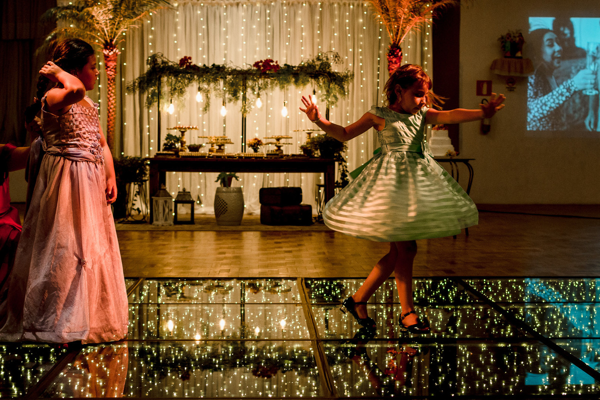Festa de casamento; casamento evangélico; fotógrafo de casamento; Caxias do Sul; buquê da noiva; erguendo a noiva;
