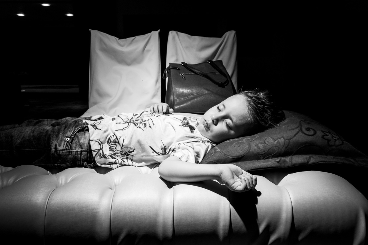 Festa de casamento; casamento evangélico; fotógrafo de casamento; Caxias do Sul; buquê da noiva; erguendo a noiva; criança dormindo na festa; criança; 