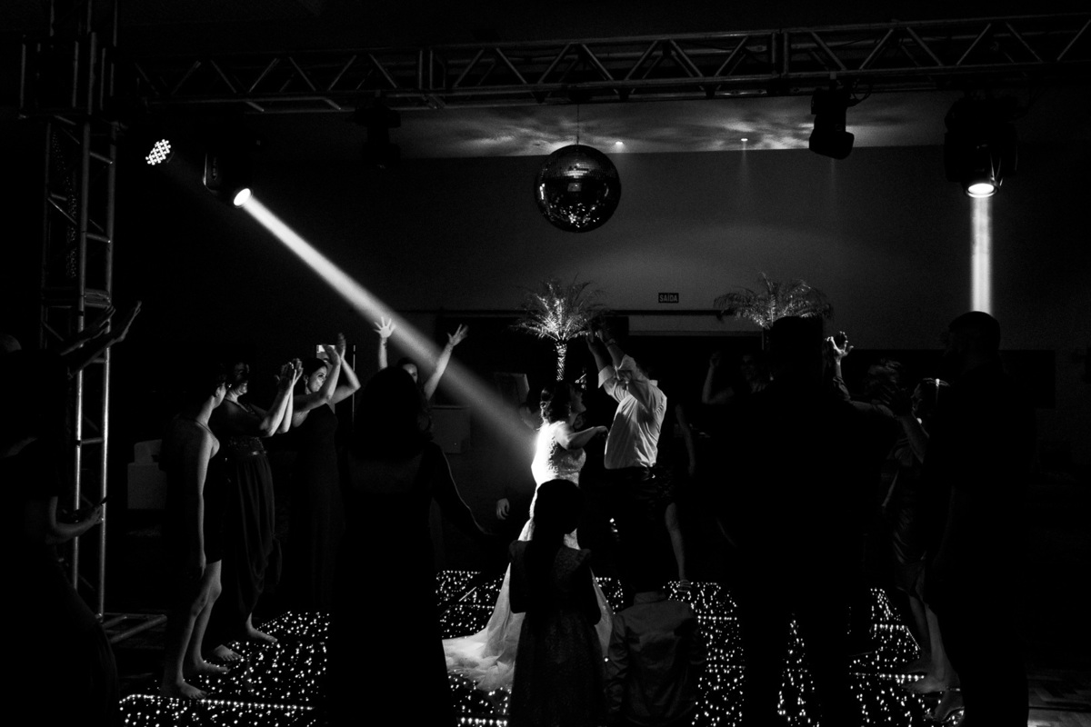 Festa de casamento; casamento evangélico; fotógrafo de casamento; noivos dançando; Caxias do Sul; 