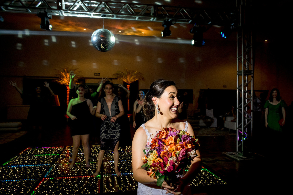 Festa de casamento; casamento evangélico; fotógrafo de casamento; Caxias do Sul; buquê da noiva; arremesso do buquê;