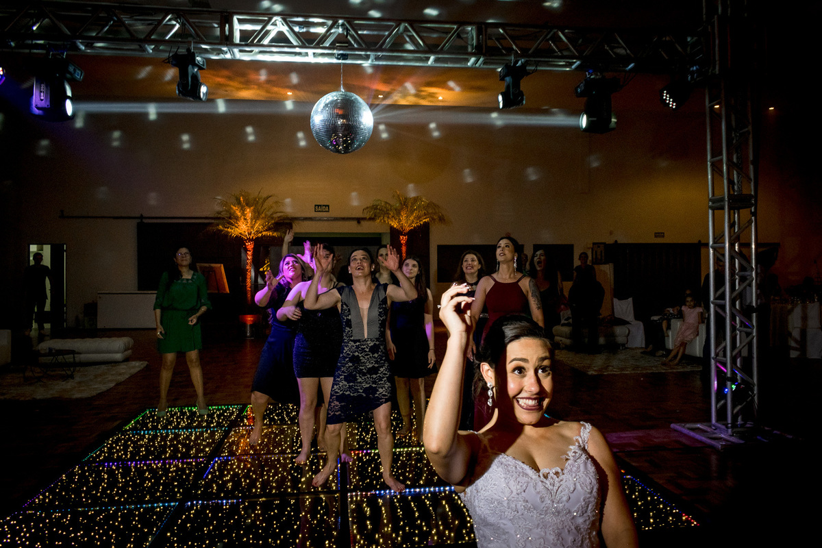 Festa de casamento; casamento evangélico; fotógrafo de casamento; Caxias do Sul; buquê da noiva; arremesso do buquê;