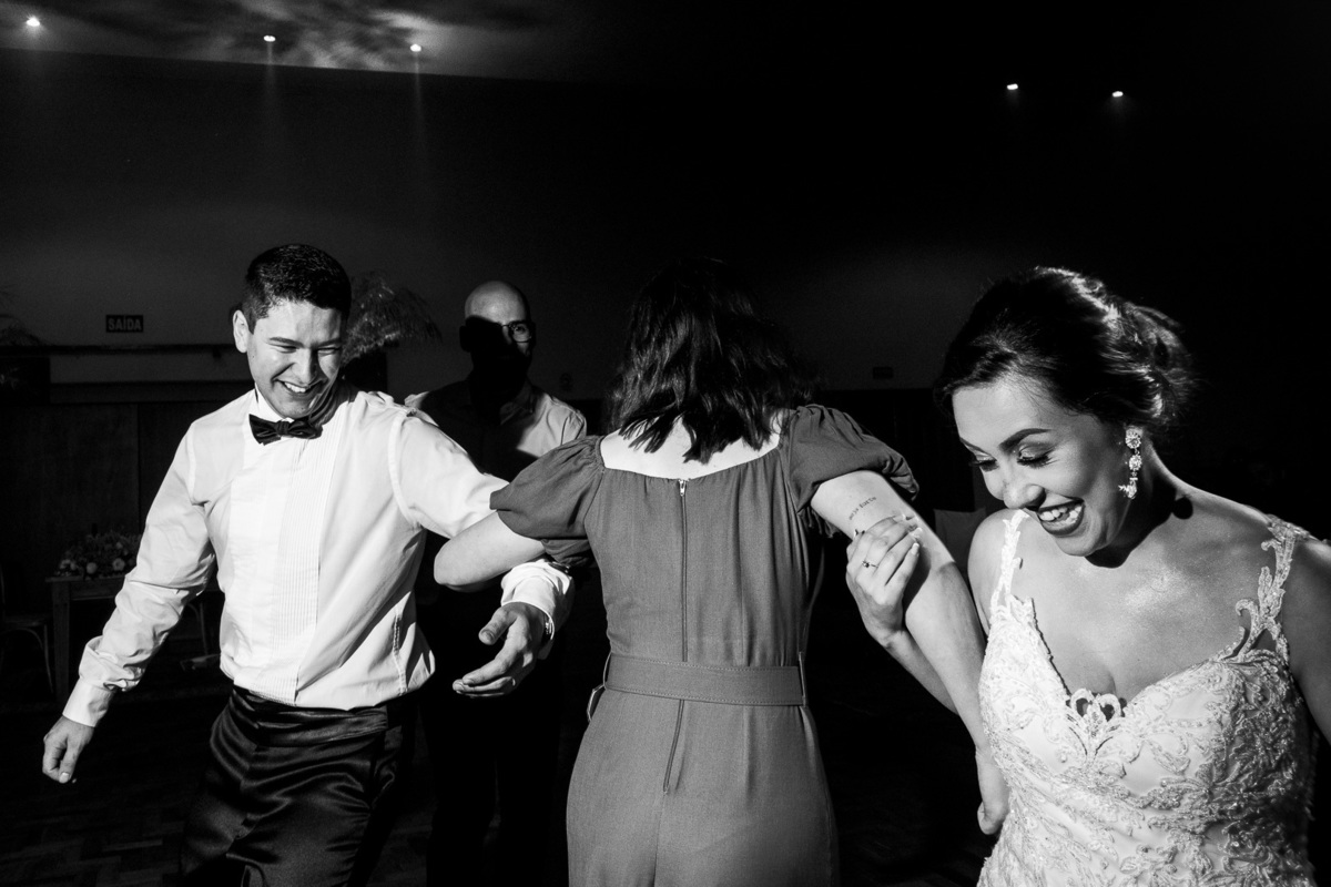 Festa de casamento; casamento evangélico; fotógrafo de casamento; noivos dançando; Caxias do Sul; 