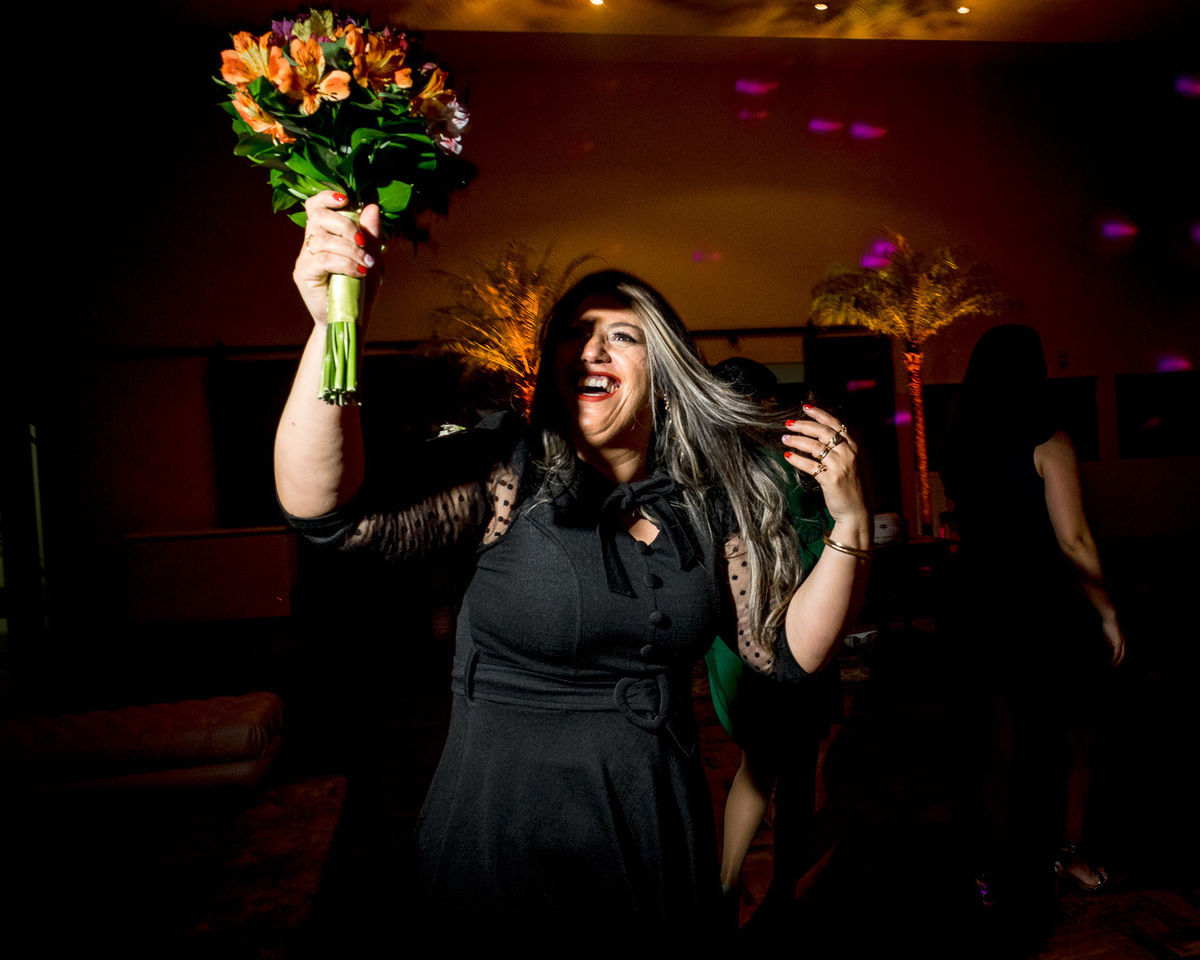 Festa de casamento; casamento evangélico; fotógrafo de casamento; Caxias do Sul; buquê da noiva; arremesso do buquê;