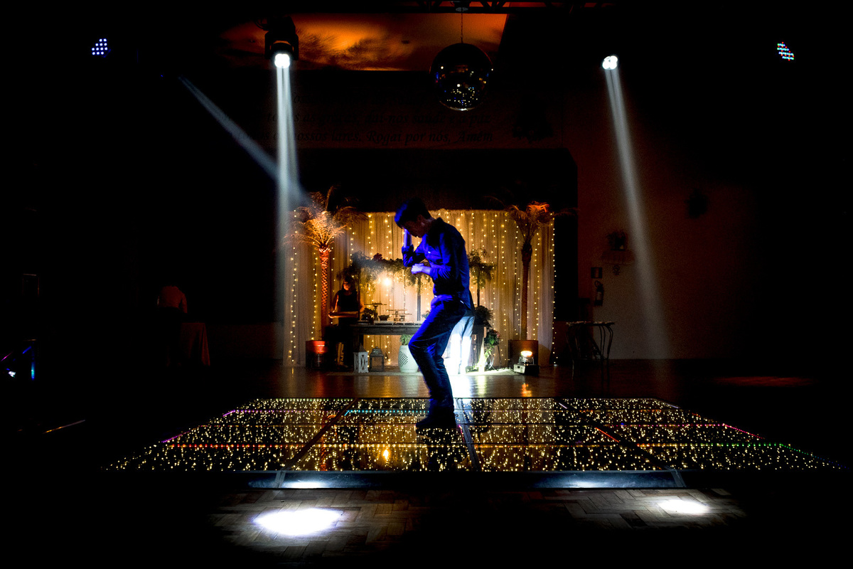 Festa de casamento; casamento evangélico; fotógrafo de casamento; Caxias do Sul; buquê da noiva; erguendo a noiva;