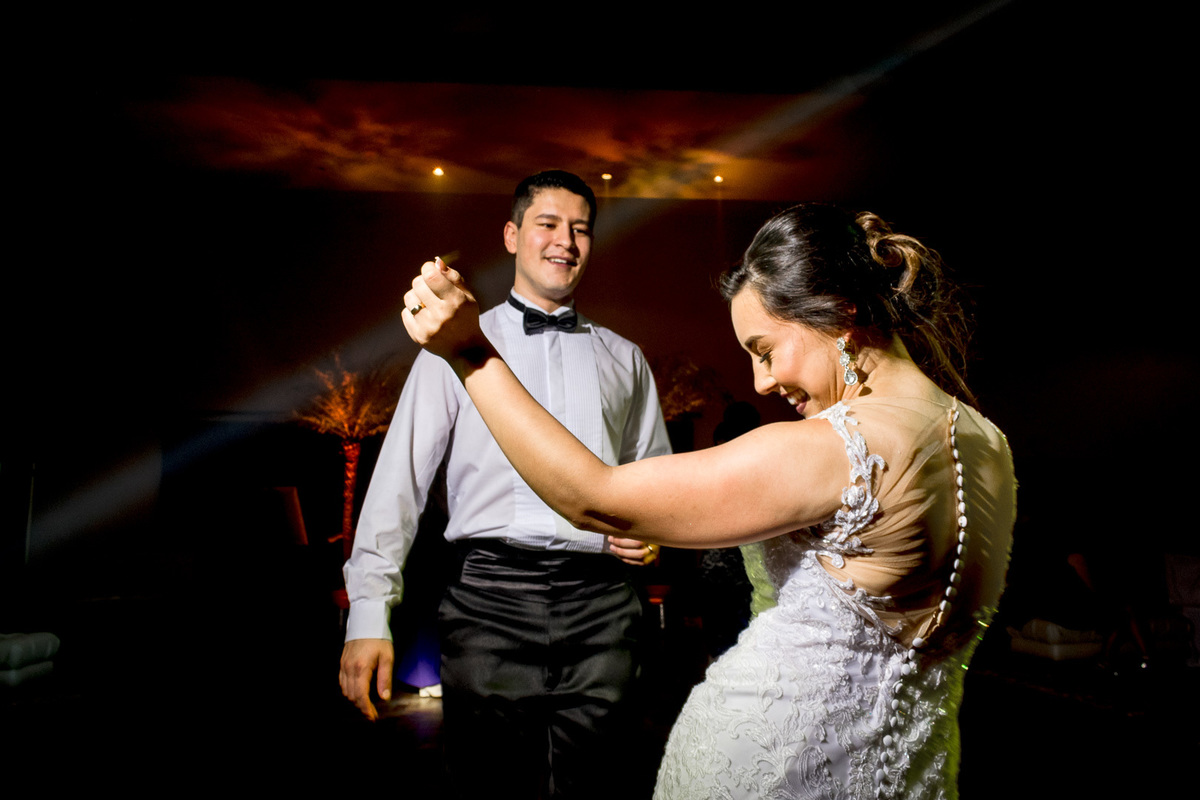 Festa de casamento; casamento evangélico; fotógrafo de casamento; noiva dançando; Caxias do Sul; 