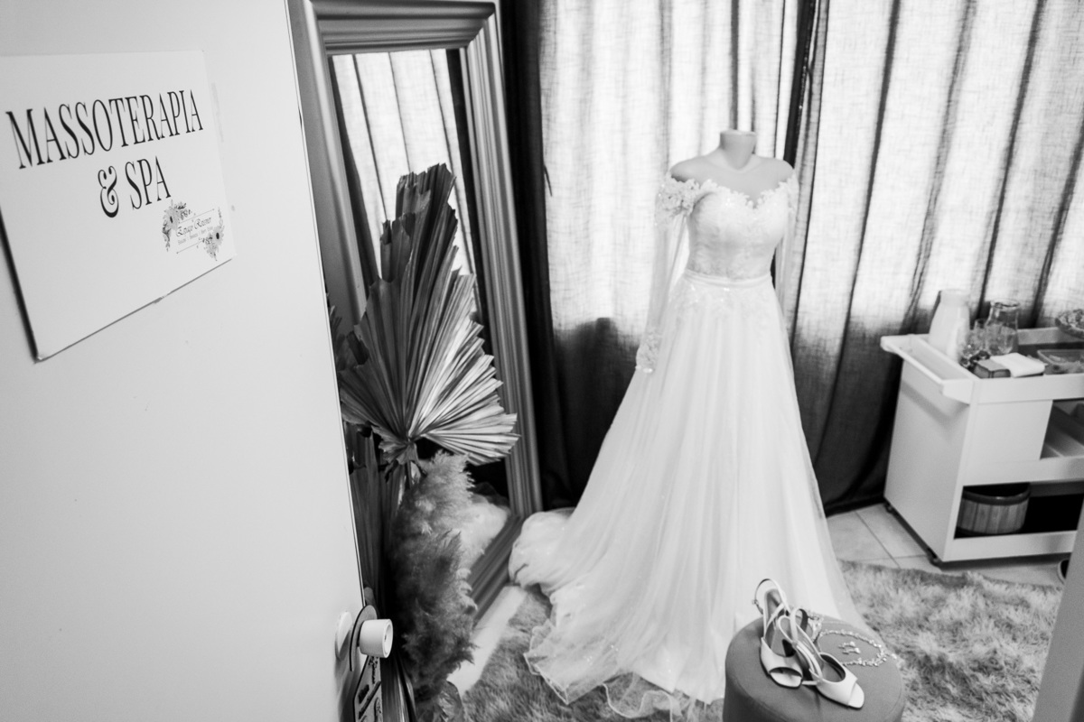 noiva no spa; noiva na janela; dia da noiva; fotógrafo de casamento; vestido de noiva; Espaço Reissner; dayara Oliveira;