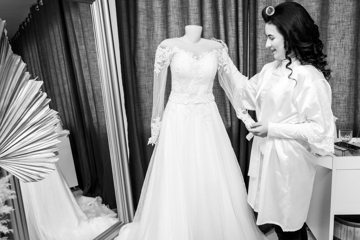 noiva no spa; noiva na janela; dia da noiva; fotógrafo de casamento; vestido de noiva; Espaço Reissner; dayara Oliveira;