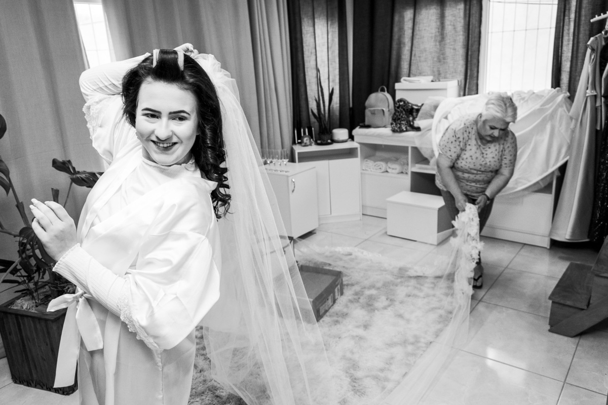 noiva no spa; noiva na janela; dia da noiva; fotógrafo de casamento; vestido de noiva; Espaço Reissner; dayara Oliveira; véu da noiva; 