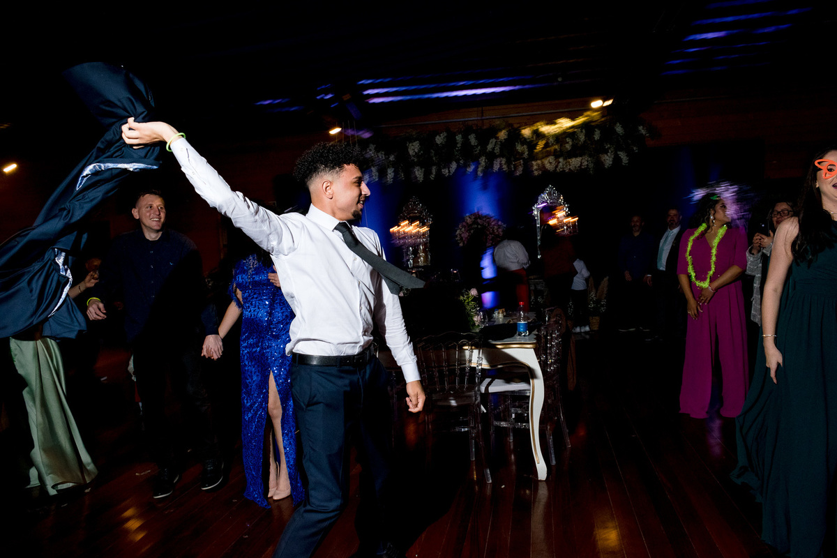 festa de casamento; noivo dançando;