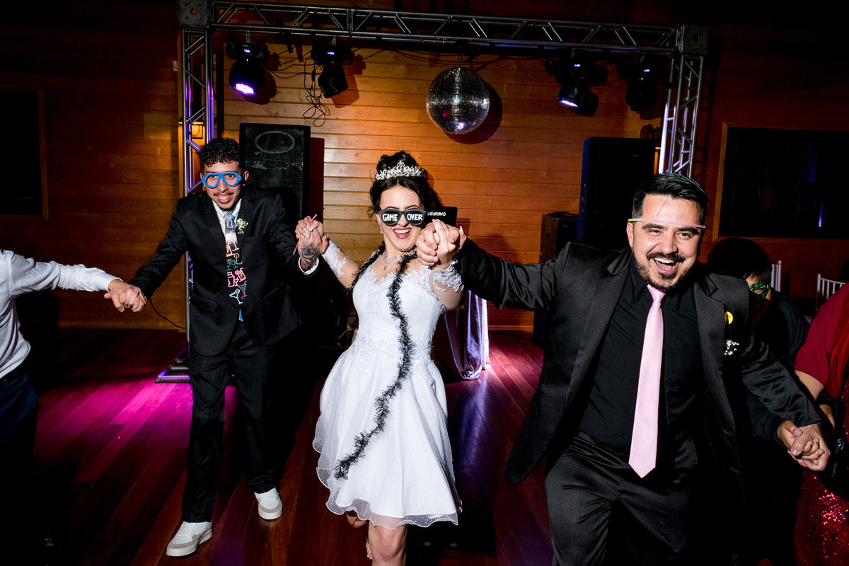 festa de casamento; noivos dançando;