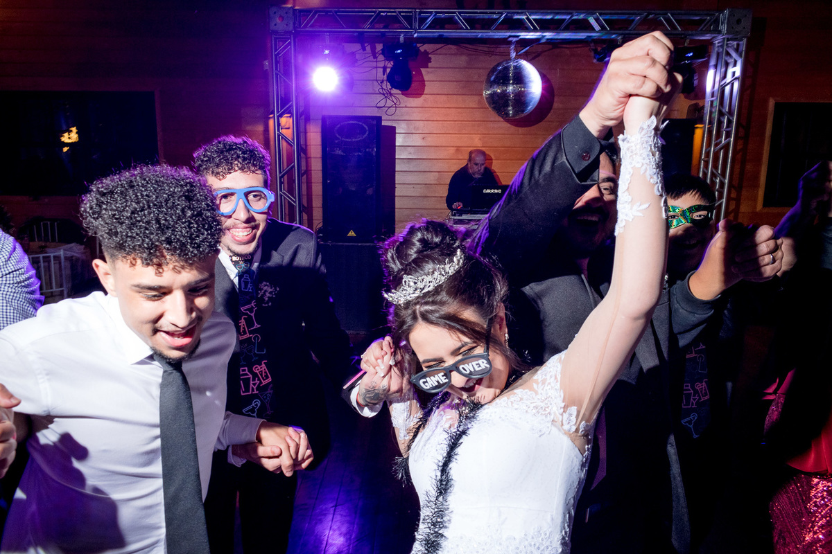 festa de casamento; noivos dançando;