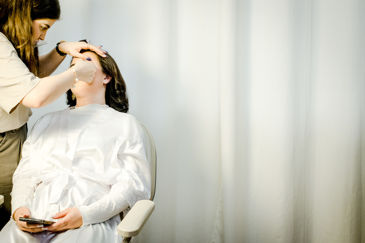 noiva no spa; noiva na janela; dia da noiva; fotógrafo de casamento; Espaço Reissner; make da noiva; 