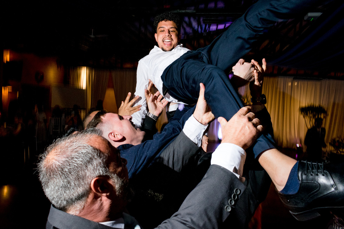 festa de casamento; jogando o noivo;