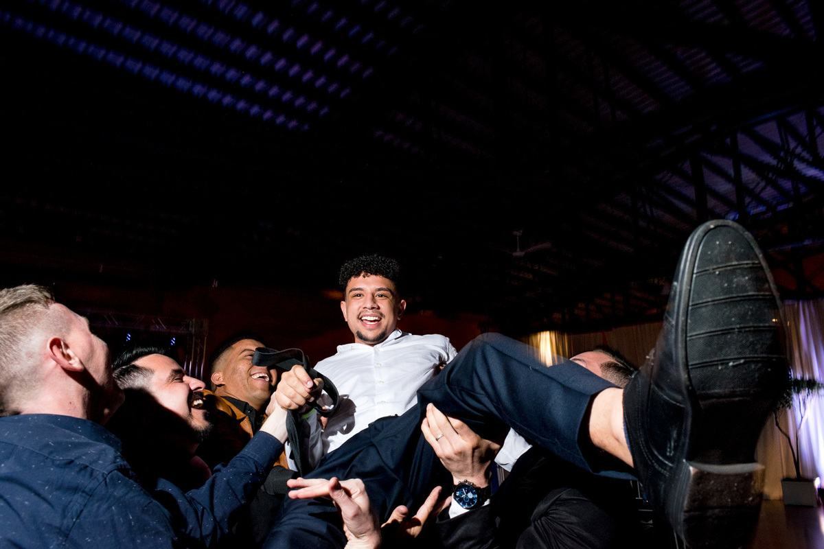 festa de casamento; jogando o noivo;