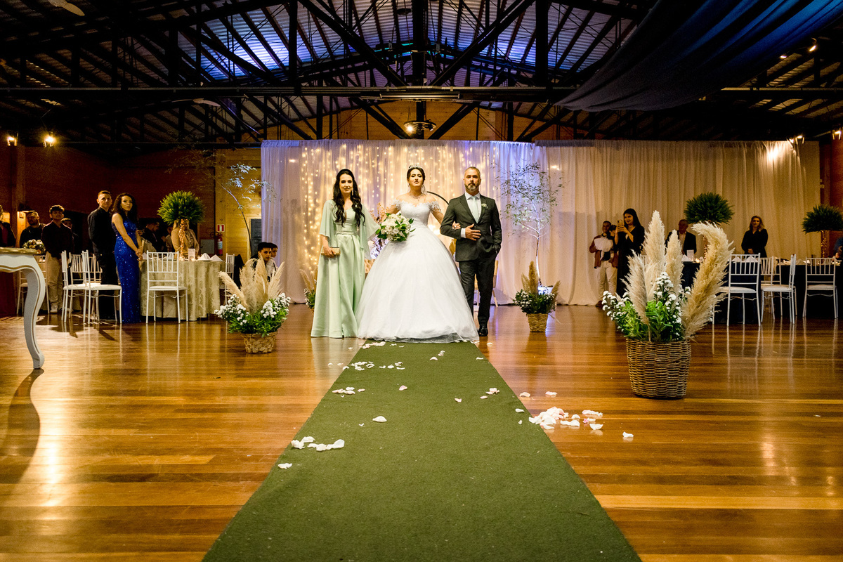 entrada da noiva com os pais; Fundação Marcopolo Sede Recreativa;