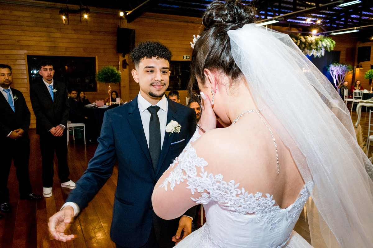 Fundação Marcopolo Sede Recreativa; cerimônia de casamento; noiva chorando;