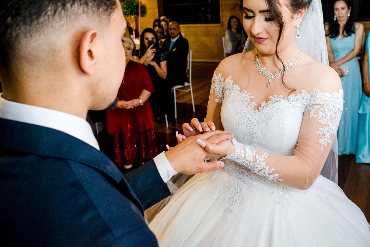 Fundação Marcopolo Sede Recreativa; cerimônia de casamento; aliança da noiva;