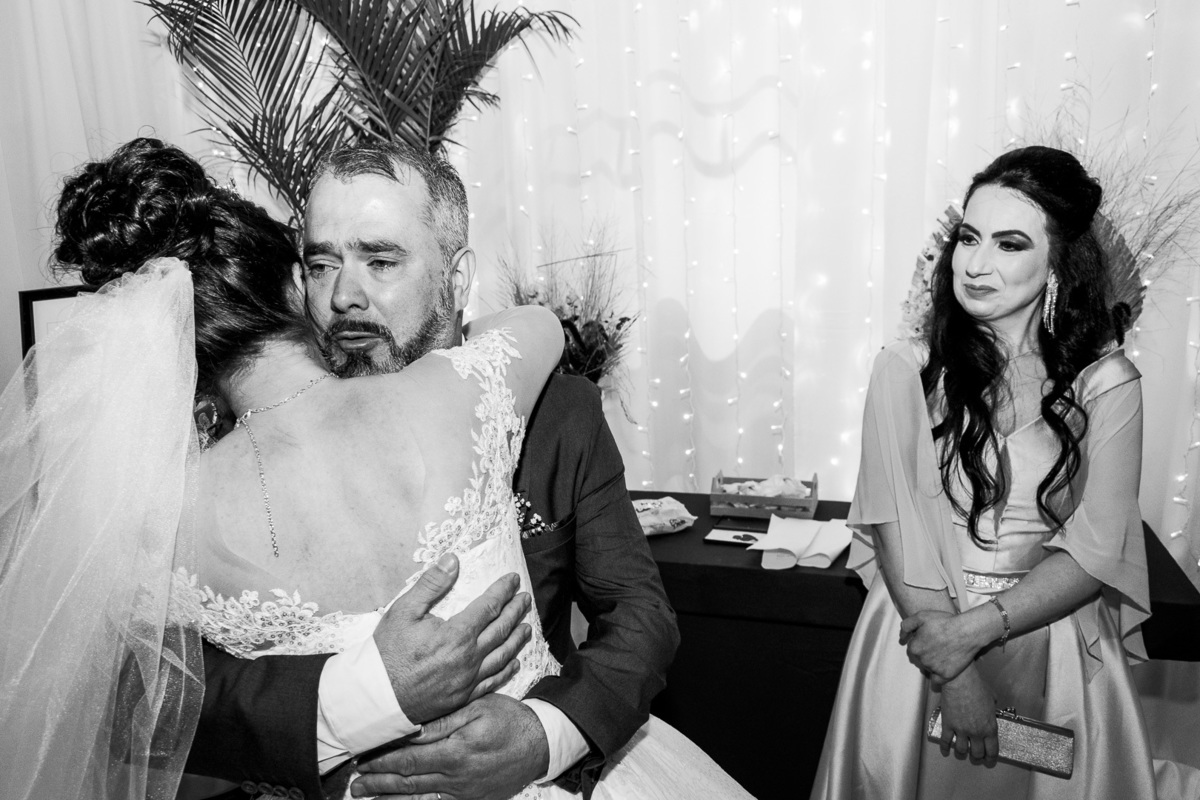 noiva abraçando o pai; 