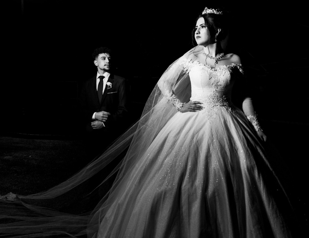 Ensaio com os noivos; preto e branco; pb