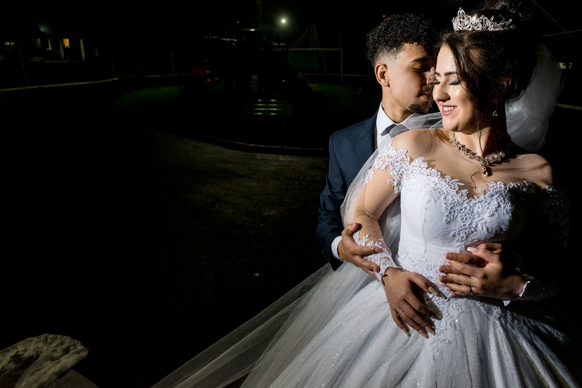 Ensaio com os noivos; noiva sorrindo; 