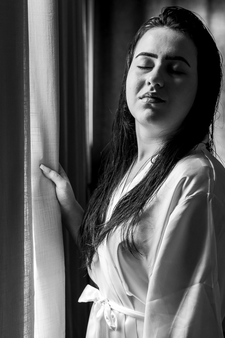 noiva no spa; noiva na janela; dia da noiva; fotógrafo de casamento; Espaço Reissner