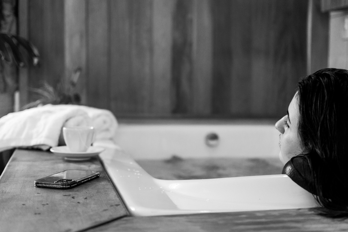 noiva no spa; noiva na janela; dia da noiva; fotógrafo de casamento; noiva na banheira; Espaço Reissner