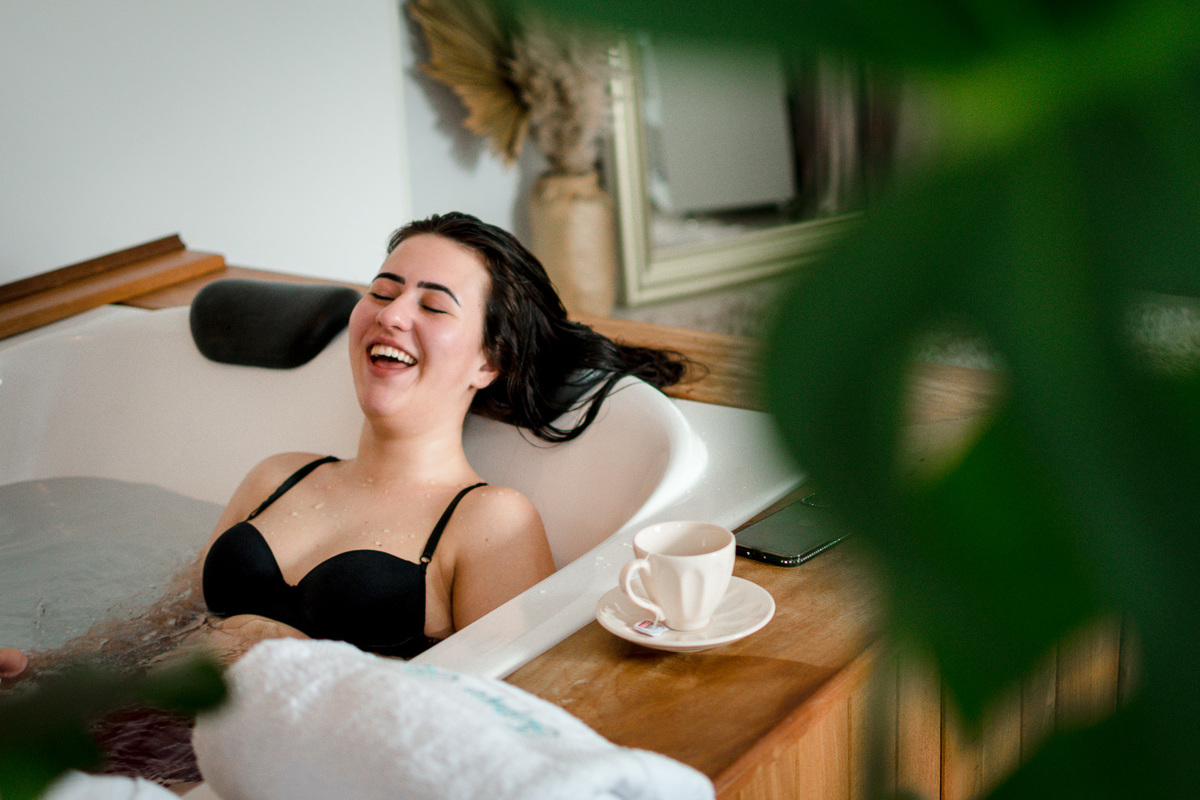 noiva no spa; noiva na janela; dia da noiva; fotógrafo de casamento; noiva na banheira; Espaço Reissner
