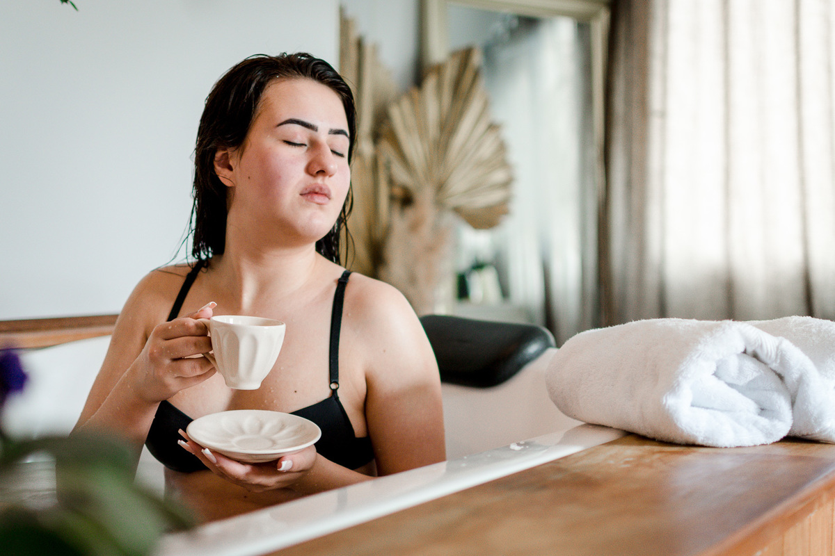noiva no spa; noiva na janela; dia da noiva; fotógrafo de casamento; noiva na banheira; Espaço Reissner