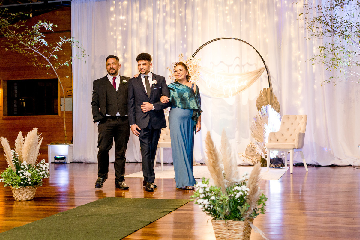 entrada do noivo com os pais; Fundação Marcopolo Sede Recreativa;