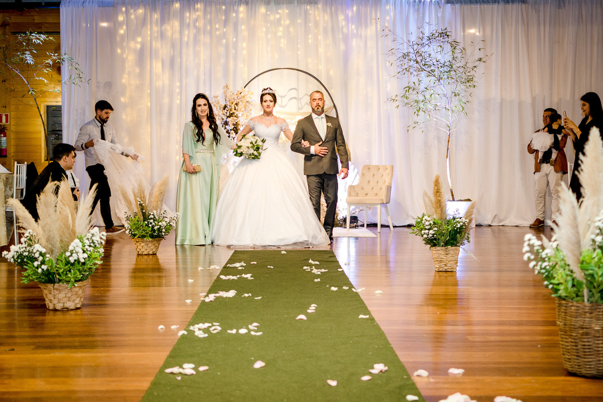 entrada da noiva com os pais; Fundação Marcopolo Sede Recreativa;