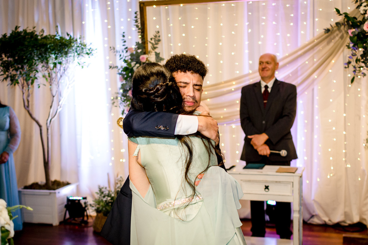 Fundação Marcopolo Sede Recreativa; noivo abraçando 