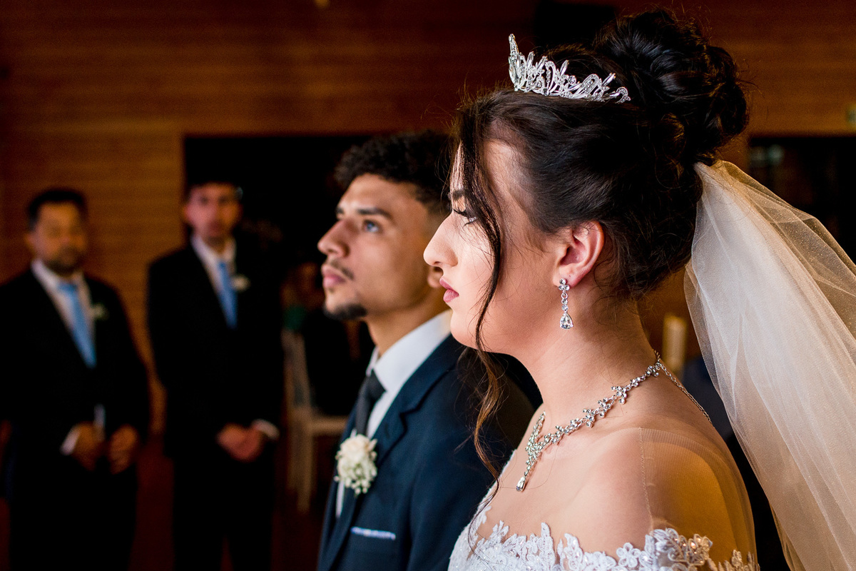 noiva e noivo na cerimônia; 