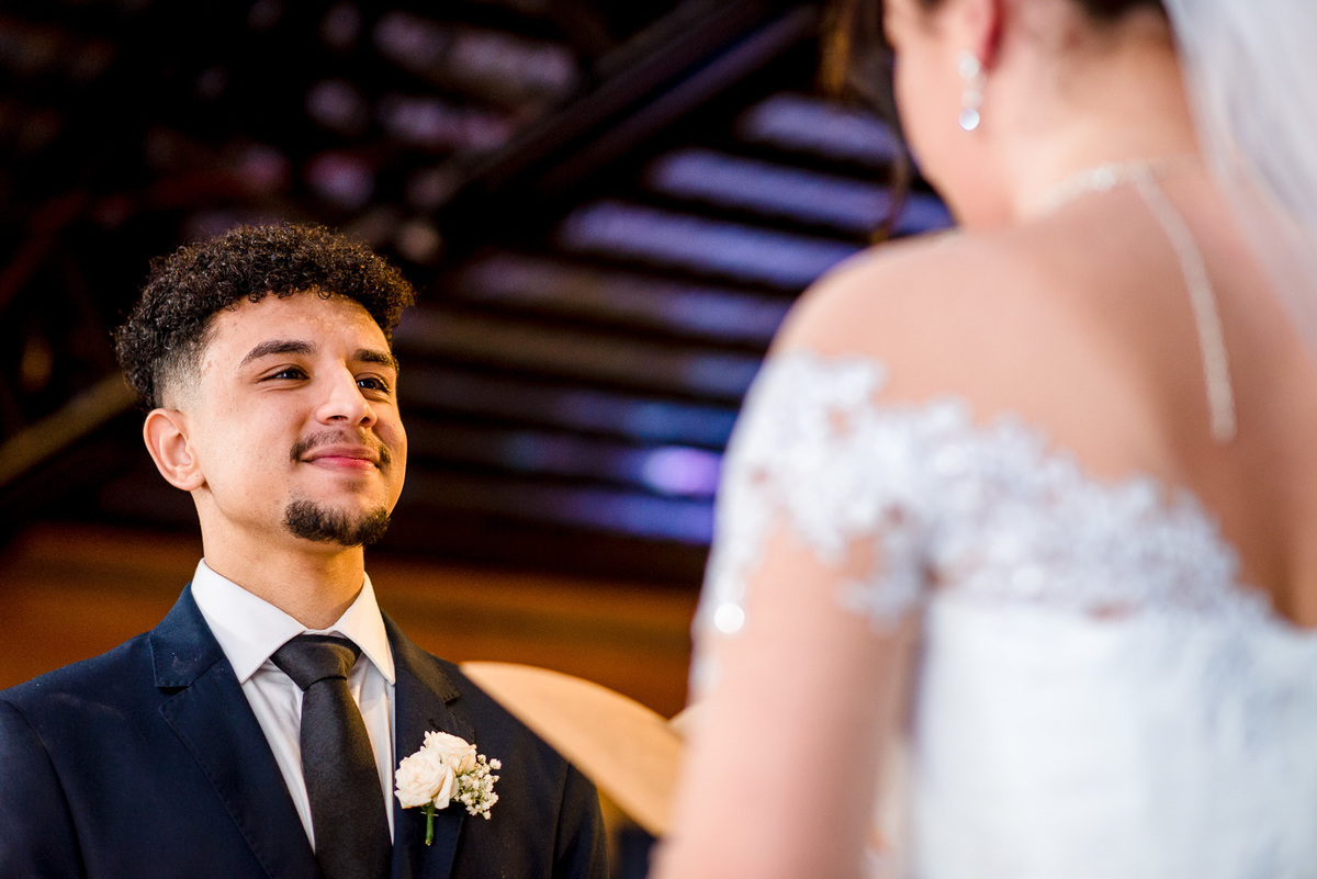noivo sorrindo; cerimônia de casamento; 
