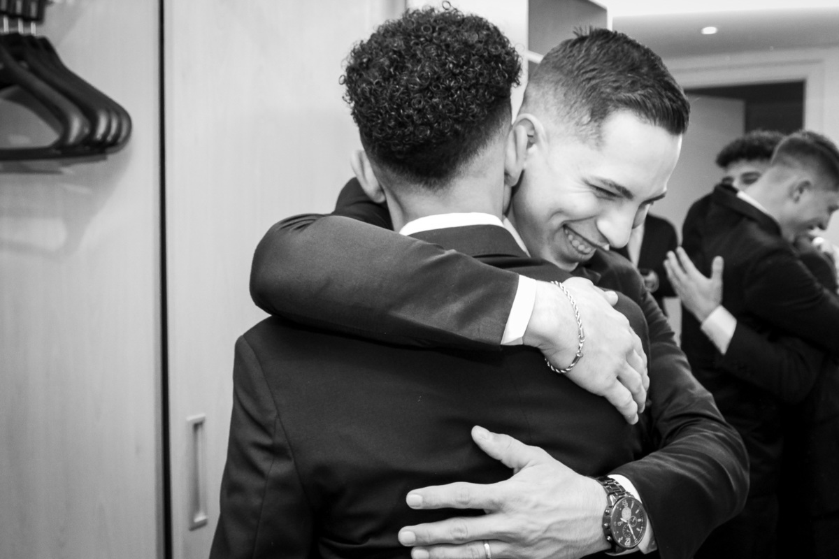 dia do noivo; hotel Intercity; fotógrafo de casamentos; terno do noivo; abraço no noivo;