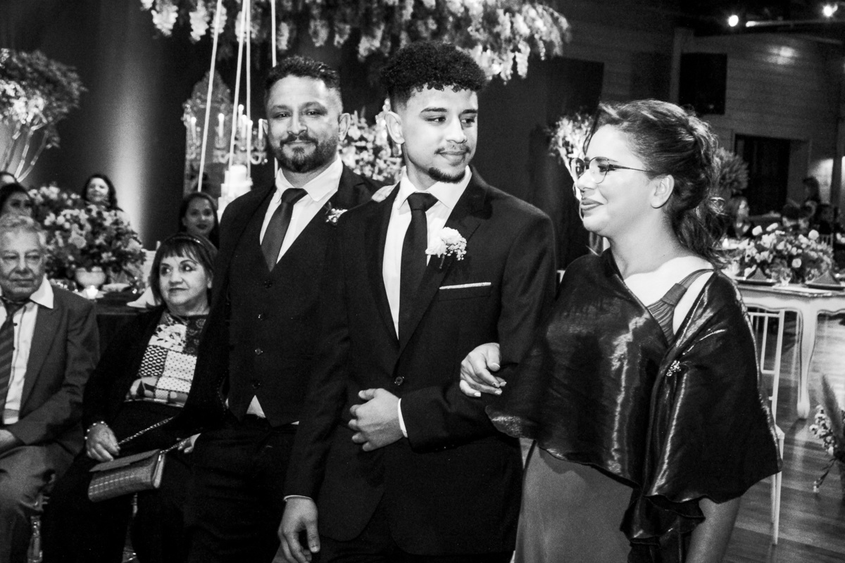 entrada do noivo com os pais; Fundação Marcopolo Sede Recreativa;