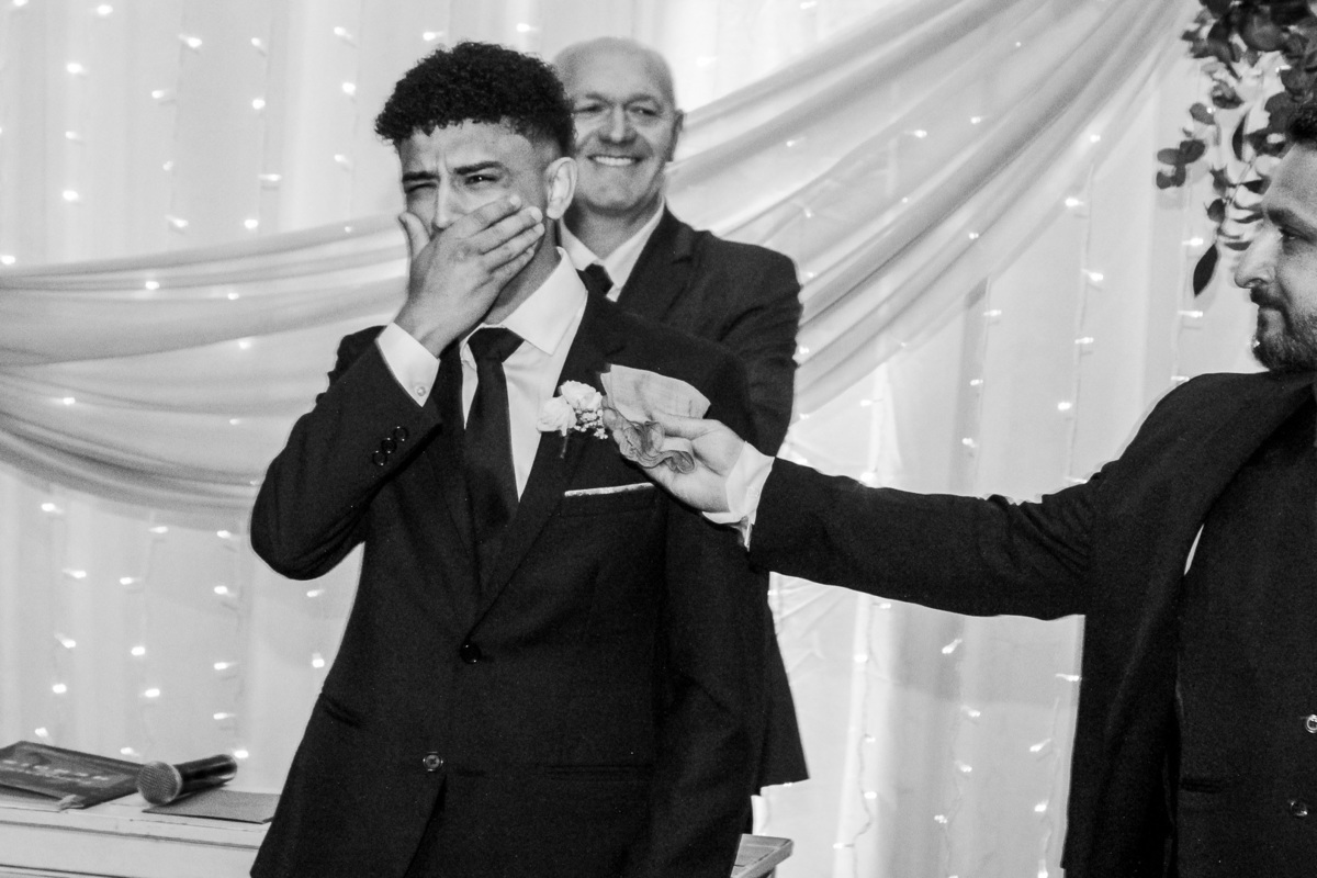 noivo chorando; Fundação Marcopolo Sede Recreativa;