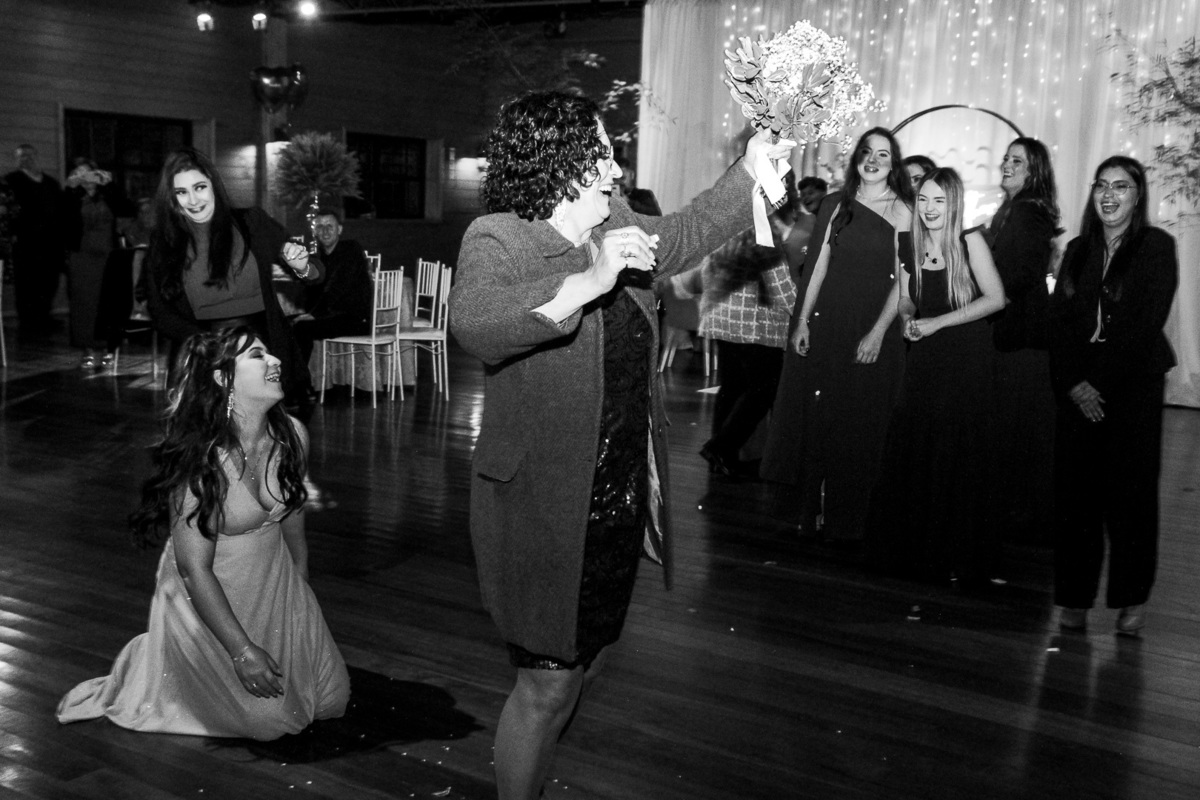 arremesso do buquê da noiva; 