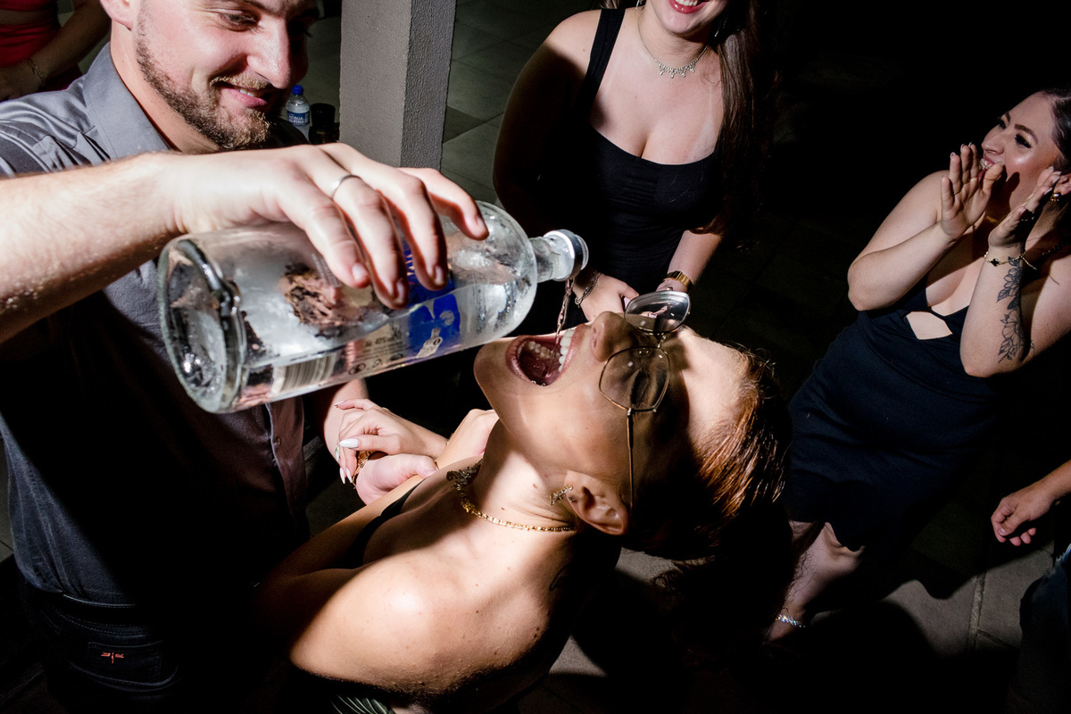 formanda, formatura de medicina; medicina; fotografia de formatura; fotógrafo caxias do sul e farroupilha; ensaio formatura; festa de formatura;  vodka absolute