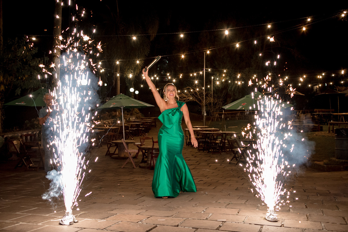 formanda chegando; vestido verde; rocca; formatura; recepção de formatura; fotógrafo de formatura;