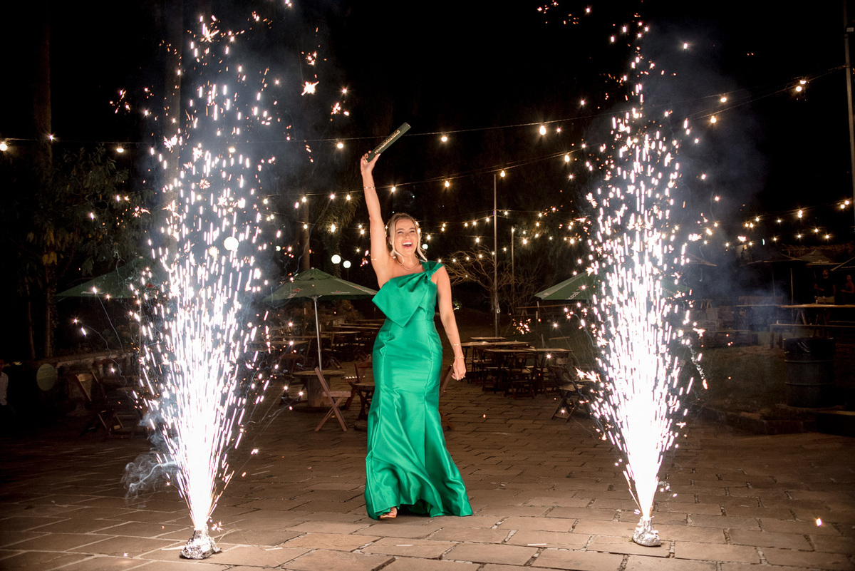 formanda chegando; vestido verde; rocca; formatura; recepção de formatura; fotógrafo de formatura;